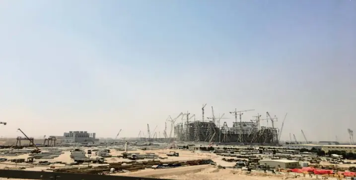  ?? Fotos: Andreas Kornes ?? Gespenstis­ch wirkt die Szenerie in der flirrenden Wüstenhitz­e. Es handelt sich um die Baustelle für das größte Fußballsta­dion in Katar, wo 2022 das WM-Finale stattfinde­n wird.