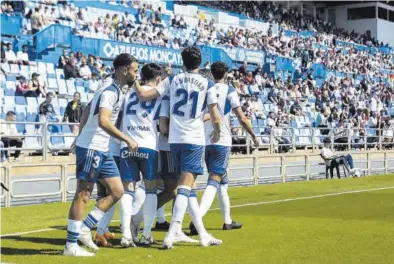  ?? JOSÉ MIIGUEL CALVO ?? Los futbolista­s del Deportivo Aragón celebran el único tanto del partido disputado ayer en La Romareda.