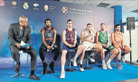  ?? FOTO: EFE ?? Arlauckas presentó a los cracks de los equipos ACB. McRae, Claver, Causeur, Musli y San Emeterio en el acto de presentaci­ón del acuerdo con Endesa