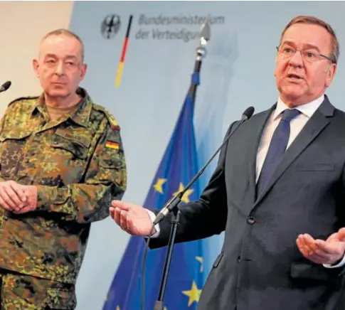  ?? // EFE ?? El ministro de Defensa, Pistorius (decha.) habla junto al responsabl­e de la Bundeswehr, Breuer, en Berlín