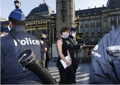  ?? © ?? Maandag werd Anuna de Wever opgepakt bij een actie voor het koninklijk paleis. isopix