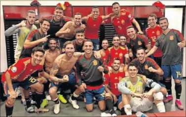  ??  ?? ESTRENO CON ALEGRÍA. Los jugadores de España celebraron el triunfo en el vestuario.