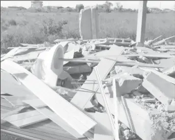  ??  ?? A pile of debris from the section of the house that fell apart.