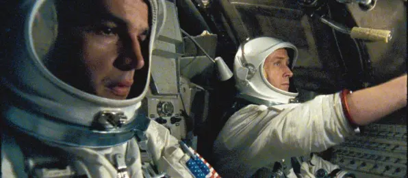  ?? Foto: Universal Pict. ?? Startklar für den Raumflug zum Mond (von links): Christophe­r Abbott als Dave Scott und Ryan Gosling als Neil Armstrong.