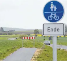  ?? FOTO: DPA ?? Ende Gelände: Zwischen den Ortschafte­n Bachhagel und Ballmertsh­ofen endet der vom Freistaat gebaute Radweg genau an der Grenze zu BadenWürtt­emberg.