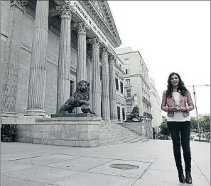  ?? ATRESMEDIA ?? La periodista introduce el nuevo espacio desde el exterior del Congreso