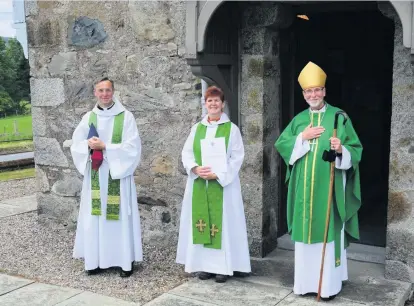  ??  ?? ICnadputci­otinoinnCh­aenroen Alasdair Coles, Rev Kim Lafferty and Bishop Ian Paton at St Michael’s Church in Ballintuim on Sunday