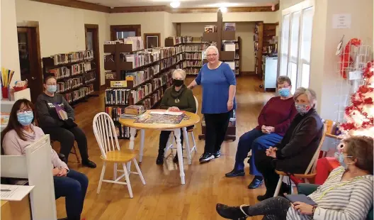  ??  ?? ■ This group of readers comes monthly to a book club at the Linden Library.