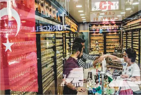  ?? Bloomberg ?? A shopper purchases merchandis­e inside a store in Istanbul, Turkey. Last week, investors bid up Turkish stocks, betting that President Recep Tayyip Erdogan’s referendum victory in Turkey, giving the office of the presidency greater executive powers,...