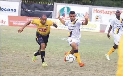  ??  ?? Fernando De la Fuente, de Moca FC, conduce el balón ante la defensa de Armando Maita, del Atlético Pantoja, durante el partido celebrado este jueves en Moca.