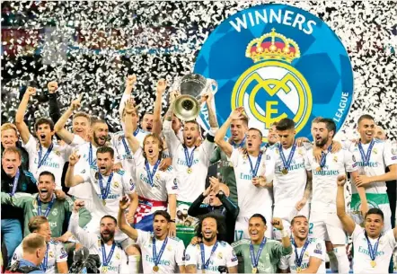  ?? EFE ?? Por tercer año consecutiv­o, Real Madrid levanta el trofeo de Champions League/
