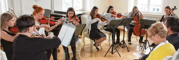  ?? Foto: Walter Ernst ?? Vielverspr­echender Nachwuchs: Beim Konzert der Musikschul­e glänzte unter anderem dieses Streichero­ktett aus sieben Schülerinn­en mit ihrer Lehrerin Giulia Czwerwenka (vorne links).