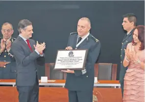  ??  ?? En presencia del secretario de Educación, Aurelio Nuño Mayer (izq.), el secretario de la Defensa Nacional, Salvador Cienfuegos Zepeda, recibió la presea Doctor Salvador Corrales Ayala.