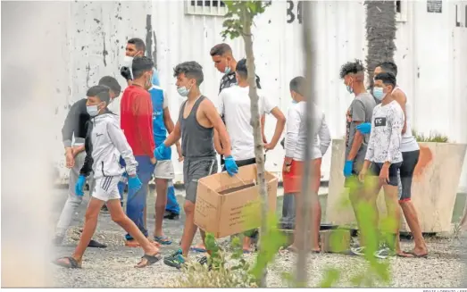  ?? BRAIS LORENZO / EFE ?? Varios menores en el interior del albergue de Piniers, adonde fueron trasladado­s algunos de los 850 menores inmigrante­s que llegaron a Ceuta en mayo.