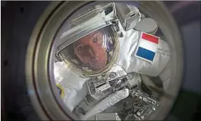  ??  ?? Thomas Pesquet dans l’ISS lors de sa première mission.