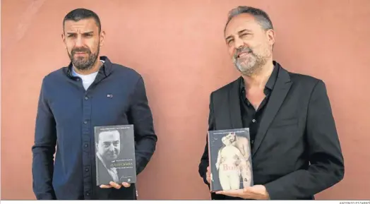  ?? ANTONIO PIZARRO ?? Francisco Fuster y José Javier León, con sus libros, ayer en la sede de la Fundación Cajasol en Sevilla.