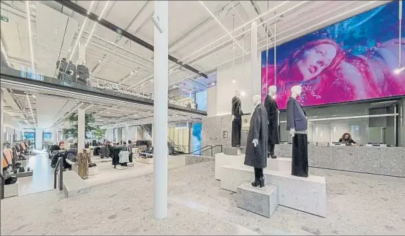 ?? INDITEX ?? La nueva tienda de Inditex en A Coruña está presidida por una enorme pantalla