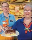  ?? Foto: Ina Marks ?? Marion Lachner (l.) und „Polly“Pollham  mer arbeiten in einer Bäckerei. Die Wes  pen dort sind ihnen lästig.