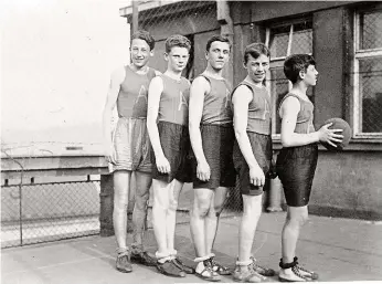  ?? Foto: YMCA ?? Trénink s výhledem Basketbalo­vé hřiště bylo za první republiky i na střeše Paláce YMCA. Na fotografii, která bude k vidění i na výstavě, se místní chlapecký tým připravuje na trénink.