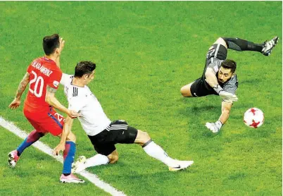  ??  ?? PEMAIN Jerman Lars Stindl menjaringk­an gol penyamaan buat pasukannya ketika menentang Chile di Kazan Arena pada awal pagi kelmarin. - Gambar REUTERS