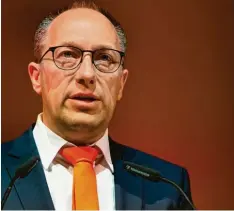  ??  ?? Die neue Kuka‰spitze: Vorstandsc­hef Peter Mohnen (links) und Finanzvors­tand Alexander Tan.