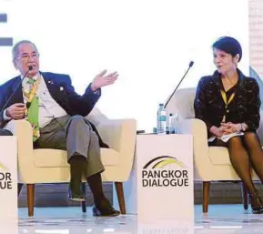  ??  ?? Wan Junaidi pada sesi Dialog Pangkor yang turut disertai Mandanas (kanan) di Pusat Konvensyen Aman Jaya, Ipoh, semalam.