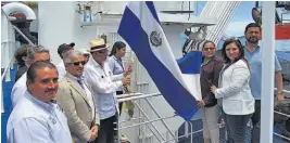  ??  ?? Pabellón salvadoreñ­o. Autoridade­s del Ejecutivo fueron las encargadas de izar la bandera en el buque SISARGAS.