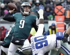  ?? Chris Szagola ?? The Associated Press Expect the Eagles — with their strong running game and a punishing defensive unit — to rally around quarterbac­k Nick Foles, who is starting because of an injury to Carson Wentz.