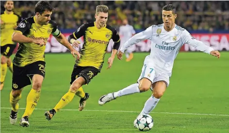  ?? FOTO: DPA ?? Einen Schritt zu spät: Die Dortmunder Sokratis (li.) und Lukas Piszczek haben gegen Cristiano Ronaldo das Nachsehen.