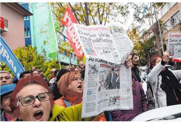  ??  ?? Ankara: Proteste gegen die Verhaftung­swelle von Journalist­en des kritischen Blattes „Cumhuriyet“