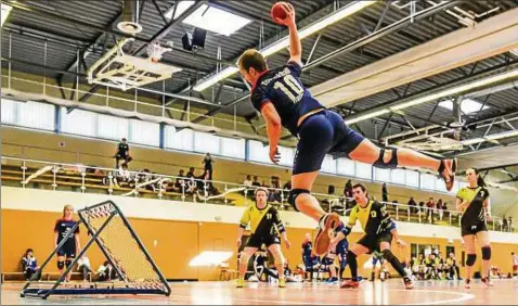  ??  ?? Die Weimarer Tchoukball­er (beim Wurf) versuchen hier mit einem Wurf auf den Frame zu punkten. Kann der Gegner den abprallend­en Ball nicht fangen, gibt es einen Zähler. Am Ende reichte es für den ASC zum siebten Platz beim European Silvercup. Foto:...