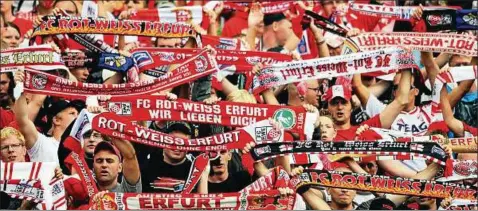  ??  ?? Die Fans von Rot-Weiß Erfurt hoffen heute auf einen Sieg ihrer Mannschaft, denn damit wäre der Klassenerh­alt geschafft. Archiv-Foto: Sascha Fromm