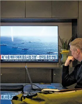  ?? EFE ?? Seúl. Una persona sigue las noticias sobre el arma nuclear ‘Haeil-5-23’.