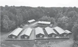  ?? ALLEN G. BREED/AP ?? Gretchen and Kirk Catherwood are building the Darkhorse Lodge in Springvill­e, Tenn., as a retreat where combat vets can gather and grapple with the horrors of war.