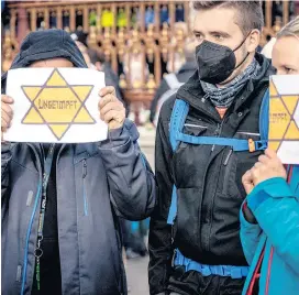  ?? ?? Einige Teilnehmer­innen und Teilnehmer bei den Corona-Demos vergleiche­n sich seit Monaten mit den Opfern des Holocaust.