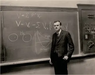  ??  ?? Alla lavagnaIl fisico britannico Paul Adrien Maurice Dirac (1902 – 1984), premio Nobel per la fisica nel 1933, fu tra i fondatori della meccanica quantistic­a