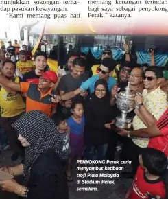  ??  ?? PENYOKONG Perak ceria menyambut ketibaan trofi Piala Malaysia di Stadium Perak, semalam.