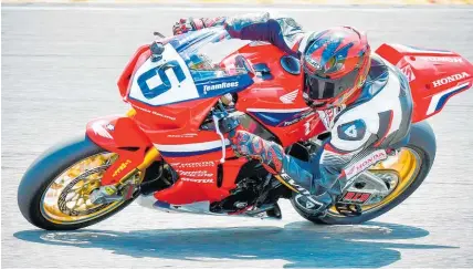  ?? Pictures / Andy McGechan, BikesportN­Z.com ?? Whakatane’s Mitch Rees (Honda) and (below) leading the way in the final.