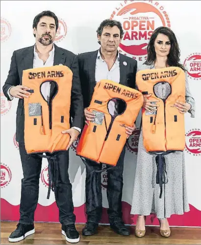  ??  ?? Los actores Javier Bardem y Penélope Cruz, con el director de Proactiva Open Arms, Óscar Camps