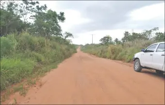  ??  ?? En este desolado camino de la colonia Itanaramí, dos criminales pararon la camioneta en la que viajaba Pablo Medina y lo asesinaron junto a una de sus acompañant­es.