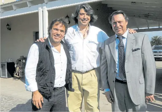  ??  ?? El día de la vaca. En el centro, el ahora ex juez César Melazo junto a los entonces ministros Alberto Pérez y Ricardo Casal, en 2012.