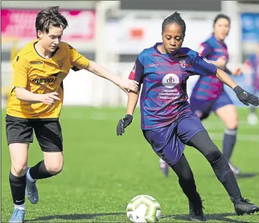  ?? Pictures: PSP Images ?? Danson Sports battle with Maidstone United (amber) in the Kent Merit Under-16 girls cup final