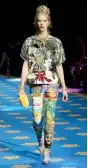  ??  ?? Preziosi. Da sinistra, un look della sfilata Dolce&Gabbana di giovedì sera, un’uscita finale dalla scalinata dei Laboratori del Teatro alla Scala e uno scatto nel backstage, dove le modelle vengono vestite, truccate e pettinate