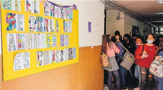  ?? LA VOZ ?? DEL CHISTE A LA AGRESIÓN. Un cartel contra las prácticas de “bullying”, en un pasillo de un colegio secundario de Río Segundo que tuvo un serio incidente semanas atrás.