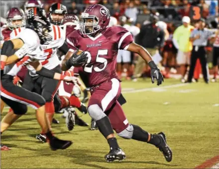  ?? PETE BANNAN — DIGITAL FIRST MEDIA FILE ?? Henderson’s CJ Preston, here running against Coatesvill­e, will carry the load this season for the Warriors.