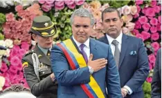  ?? Foto: Paul Arboleda, afp ?? Hand aufs Herz: der neue kolumbiani­sche Präsident Iván Duque bei der offizielle­n Ze remonie zur Amtsüberna­hme.