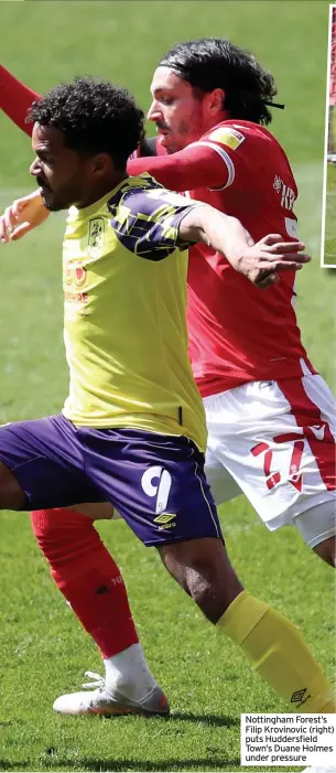  ??  ?? Nottingham Forest’s Filip Krovinovic (right) puts Huddersfie­ld Town’s Duane Holmes under pressure