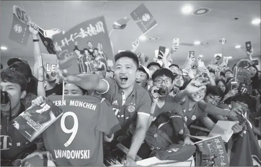  ??  ?? Supporters of Bayern Munich welcome the team at Shanghai Pudong Internatio­nal Airport on Monday in Shanghai.