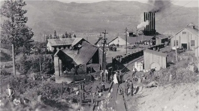  ?? COURTESY CROWSNEST MUSEUM ?? Groups of people wait for the bodies of miners to be pulled from Alberta’s Hillcrest coal mine 100 years ago. The area is marking the disaster with exhibits, graveside service, a barbecue and concerts.