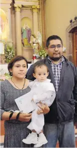  ?? EL SOL DE SAN JUAN / LUIS LUEVANOS / ?? Esmeralda y David con su pequeño hijo, luego de su bautizo.
